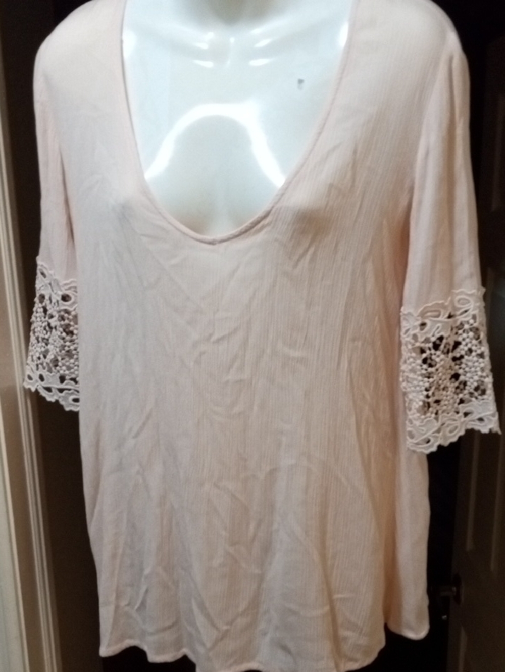 $6>>Women's Light Pink Crochet Sleeve V-Neck Top